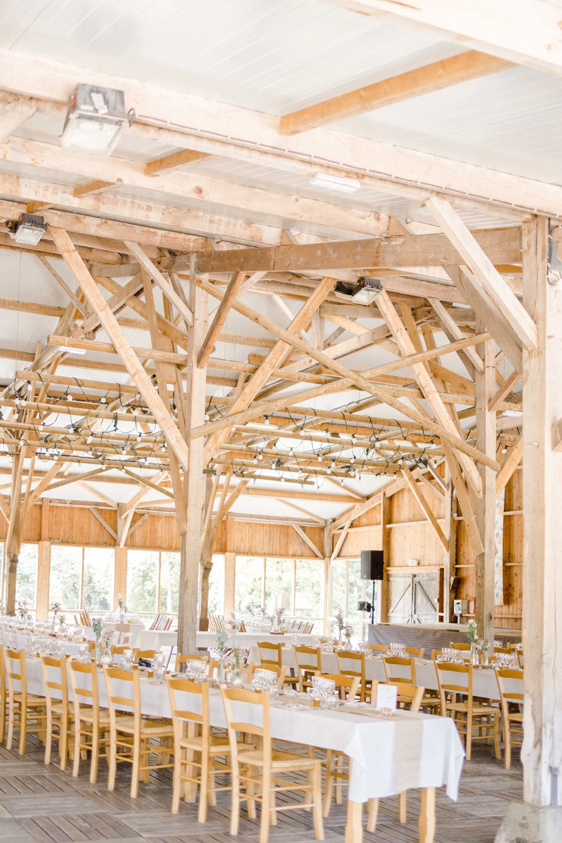 hangar grange gris marron